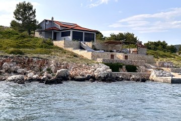 Robinzonska kuća uz more sa bazenom Zizou, otok Žižanj, foto 1